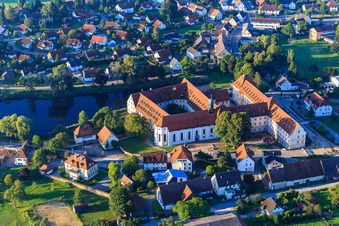 Vue aérienne de Pensionnat et église du monastère Saint-Bernard dans le monastère Wald à Wald dans le département Bade-Wurtemberg, Allemagne
