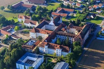 Vue oblique de Monastère et église du monastère Sießen avec potager, café dans la cour du monastère et église paroissiale Saint-Marc à le quartier Sießen in Bad Saulgau dans le département Bade-Wurtemberg, Allemagne
