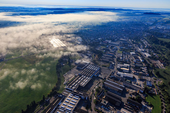 Vue aérienne de Zone industrielle de Schwarzachstraße avec KNOLL Maschinenbau GmbH sous des nuages bas à Bad Saulgau dans le département Bade-Wurtemberg, Allemagne