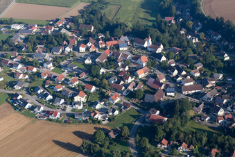 Vue aérienne de Vue des rues et des maisons dans les quartiers résidentiels à le quartier Erisdorf in Ertingen dans le département Bade-Wurtemberg, Allemagne