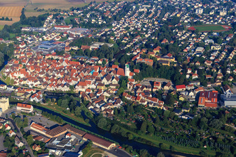 Vue aérienne de Vue d'ensemble de la vieille ville historique au-dessus de la rive du Danube derrière le Bleichegärten avec l'église paroissiale de Saint-Georges à Riedlingen dans le département Bade-Wurtemberg, Allemagne