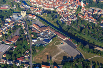 Vue aérienne de Hôtel de ville, nouveau marché couvert, zone de formation à la circulation et terrain de festival sur les rives du Danube à Riedlingen dans le département Bade-Wurtemberg, Allemagne