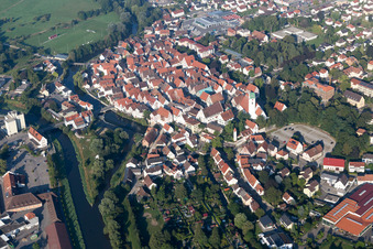 Vue aérienne de Vue des rues et des maisons dans les quartiers résidentiels à le quartier Neufra in Riedlingen dans le département Bade-Wurtemberg, Allemagne