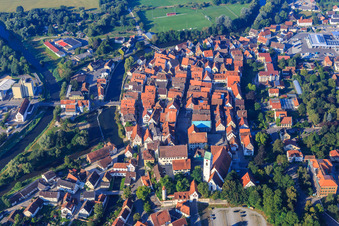 Vue aérienne de Vieille ville historique avec place du marché, Lange Straße et église paroissiale Saint-Georges à Riedlingen dans le département Bade-Wurtemberg, Allemagne