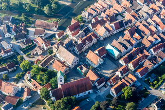 Vue aérienne de Bâtiment d'église au centre du village à Riedlingen dans le département Bade-Wurtemberg, Allemagne