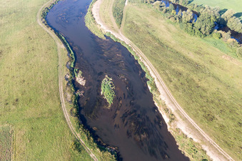 Vue oblique de Cours du Danube à le quartier Hundersingen in Herbertingen dans le département Bade-Wurtemberg, Allemagne