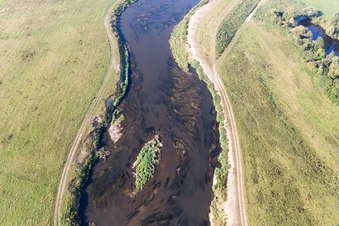 Cours du Danube à le quartier Hundersingen in Herbertingen dans le département Bade-Wurtemberg, Allemagne d'en haut