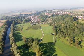Vue aérienne de Ville sur le Danube à le quartier Hundersingen in Herbertingen dans le département Bade-Wurtemberg, Allemagne