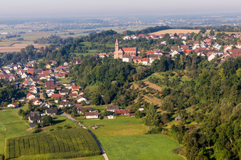 Vue aérienne de Village au-dessus du Danube à le quartier Hundersingen in Herbertingen dans le département Bade-Wurtemberg, Allemagne