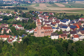 Vue aérienne de Bâtiment d'église au centre du village à le quartier Hundersingen in Herbertingen dans le département Bade-Wurtemberg, Allemagne