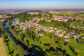 Vue aérienne de Zones riveraines élevées du Danube à le quartier Hundersingen in Herbertingen dans le département Bade-Wurtemberg, Allemagne