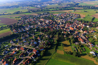 Vue aérienne de Vue de la ville depuis le nord-est à le quartier Blochingen in Mengen dans le département Bade-Wurtemberg, Allemagne