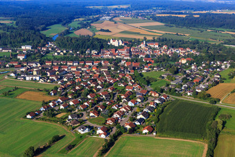 Vue aérienne de Vue de la ville depuis l'est dans le coude du Danube à Scheer dans le département Bade-Wurtemberg, Allemagne
