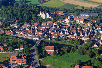 Vue aérienne de Église et château Saint-Nicolas dans la courbe du Danube à Scheer dans le département Bade-Wurtemberg, Allemagne
