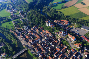 Vue aérienne de Église Saint-Nicolas, ancienne usine de papier Scheer et château dans la boucle du Danube à Scheer dans le département Bade-Wurtemberg, Allemagne