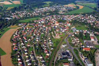 Vue aérienne de Vue de la ville depuis l'est sur les rives du Danube à Sigmaringendorf dans le département Bade-Wurtemberg, Allemagne