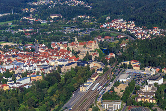Vue aérienne de Gare devant le château de Hohenzollern Sigmaringen à Sigmaringen dans le département Bade-Wurtemberg, Allemagne