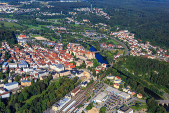 Vue aérienne de Gare devant le château de Hohenzollern Sigmaringen à Sigmaringen dans le département Bade-Wurtemberg, Allemagne