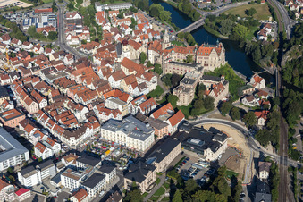 Vue aérienne de Complexe du château de Sigmaringen entre le Danube et la vieille ville de Sigmaringen à Sigmaringen dans le département Bade-Wurtemberg, Allemagne