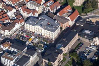 Vue aérienne de Stands de vente et de restauration rapide et stands de commerce au marché hebdomadaire de la Leopoldplatz à Sigmaringen dans le département Bade-Wurtemberg, Allemagne