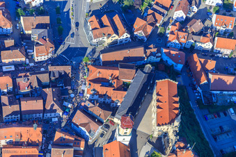 Vue aérienne de Fürst-Wilhelm-Straße, château de Hohenzollern Sigmaringen et église Saint-Jean à Sigmaringen dans le département Bade-Wurtemberg, Allemagne