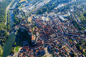 Vue aérienne de Vieille ville historique avec Antonstraße, Fürst-Wilhelm-Straße, le château de Hohenzollern Sigmaringen et l'église Saint-Jean au-dessus du Danube à Sigmaringen dans le département Bade-Wurtemberg, Allemagne