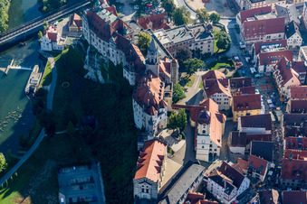 Vue aérienne de Complexe du château de Sigmaringen entre le Danube et la vieille ville de Sigmaringen à Sigmaringen dans le département Bade-Wurtemberg, Allemagne