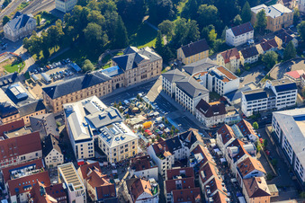 Vue aérienne de Place Leopold avec des étals de marché devant les Archives d'État du Bade-Wurtemberg, Archives d'État Sigmaringen à Sigmaringen dans le département Bade-Wurtemberg, Allemagne
