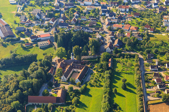Vue aérienne de Musée des agriculteurs et centre d'éducation des adultes dans l'ancien monastère Inzigkofen et l'église Saint-Jean-Baptiste à Inzigkofen dans le département Bade-Wurtemberg, Allemagne