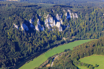 Vue aérienne de Falaises calcaires abruptes dans la vallée du Danube à le quartier Neidingen in Beuron dans le département Bade-Wurtemberg, Allemagne