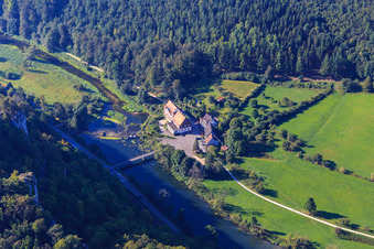 Vue aérienne de Hôtel Neumühle dans la vallée du Danube à la centrale hydroélectrique à le quartier Neidingen in Beuron dans le département Bade-Wurtemberg, Allemagne