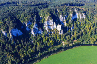 Vue aérienne de Rochers sur la rive escarpée du cours incurvé du Danube à le quartier Neidingen in Beuron dans le département Bade-Wurtemberg, Allemagne