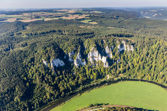 Vue aérienne de Rochers sur la rive escarpée du cours incurvé du Danube à le quartier Neidingen in Beuron dans le département Bade-Wurtemberg, Allemagne