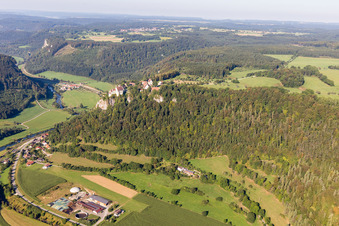 Vue aérienne de Ruines et vestiges des murs de l'ancien complexe du château Hausen im Tal au-dessus de la vallée du Danube à le quartier Hausen im Tal in Beuron dans le département Bade-Wurtemberg, Allemagne