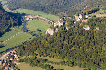 Vue aérienne de Ruines et vestiges des murs de l'ancien complexe du château Hausen im Tal au-dessus de la vallée du Danube à le quartier Hausen im Tal in Beuron dans le département Bade-Wurtemberg, Allemagne