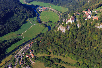 Vue aérienne de Château de Werenwag (Langenbrunn) au rocher d'escalade Schreyfels au-dessus du Danube à le quartier Hausen im Tal in Beuron dans le département Bade-Wurtemberg, Allemagne