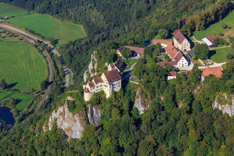Vue aérienne de Château de Werenwag (Langenbrunn) au rocher d'escalade Schreyfels au-dessus du Danube à le quartier Hausen im Tal in Beuron dans le département Bade-Wurtemberg, Allemagne