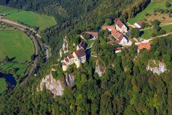 Vue oblique de Château de Werenwag (Langenbrunn) au rocher d'escalade Schreyfels au-dessus du Danube à le quartier Hausen im Tal in Beuron dans le département Bade-Wurtemberg, Allemagne