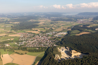 Vue aérienne de Champs agricoles et terres agricoles à Eigeltingen dans le département Bade-Wurtemberg, Allemagne
