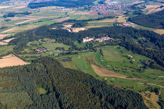 Vue oblique de Château de Langenstein, parcours de golf The Country Club à le quartier Orsingen in Orsingen-Nenzingen dans le département Bade-Wurtemberg, Allemagne