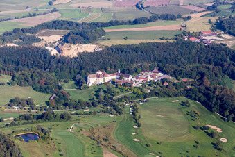 Vue aérienne de Terrain de golf du Château de Langenstein - The Country Club à le quartier Orsingen in Orsingen-Nenzingen dans le département Bade-Wurtemberg, Allemagne