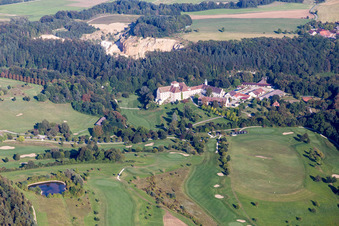 Vue aérienne de Terrain de golf du Château de Langenstein - The Country Club à le quartier Orsingen in Orsingen-Nenzingen dans le département Bade-Wurtemberg, Allemagne