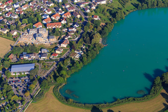 Vue aérienne de Steißlinger See avec Seeblickhalle et piscine extérieure Steißlinger See à Steißlingen dans le département Bade-Wurtemberg, Allemagne