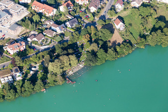 Vue aérienne de Nageurs à la piscine extérieure Steißlingen du lac Steißlinger à Steißlingen dans le département Bade-Wurtemberg, Allemagne