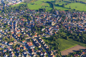 Vue aérienne de Centre-ville vu du nord-ouest avec Saint-Nicolas à le quartier Böhringen in Radolfzell am Bodensee dans le département Bade-Wurtemberg, Allemagne