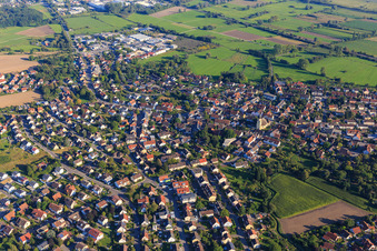 Vue aérienne de Centre-ville vu du nord-ouest avec Saint-Nicolas à le quartier Böhringen in Radolfzell am Bodensee dans le département Bade-Wurtemberg, Allemagne