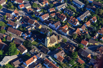 Vue aérienne de Église Saint-Nicolas à le quartier Böhringen in Radolfzell am Bodensee dans le département Bade-Wurtemberg, Allemagne