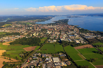 Vue aérienne de Vue de la ville sur le lac de Constance depuis l'ouest à Radolfzell am Bodensee dans le département Bade-Wurtemberg, Allemagne