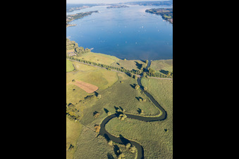 Vue aérienne de Zones riveraines du lac de Constance à l'embouchure de la rivière Aach, qui serpente à travers la réserve naturelle Moos à Radolfzell am Bodensee à Moos dans le département Bade-Wurtemberg, Allemagne