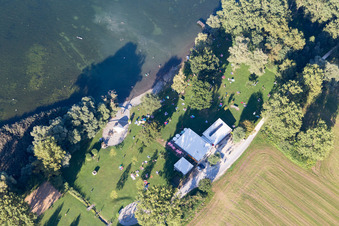 Vue aérienne de Zones côtières sur la plage de sable de la piscine extérieure Strandbad Moos à Moos dans le département Bade-Wurtemberg, Allemagne